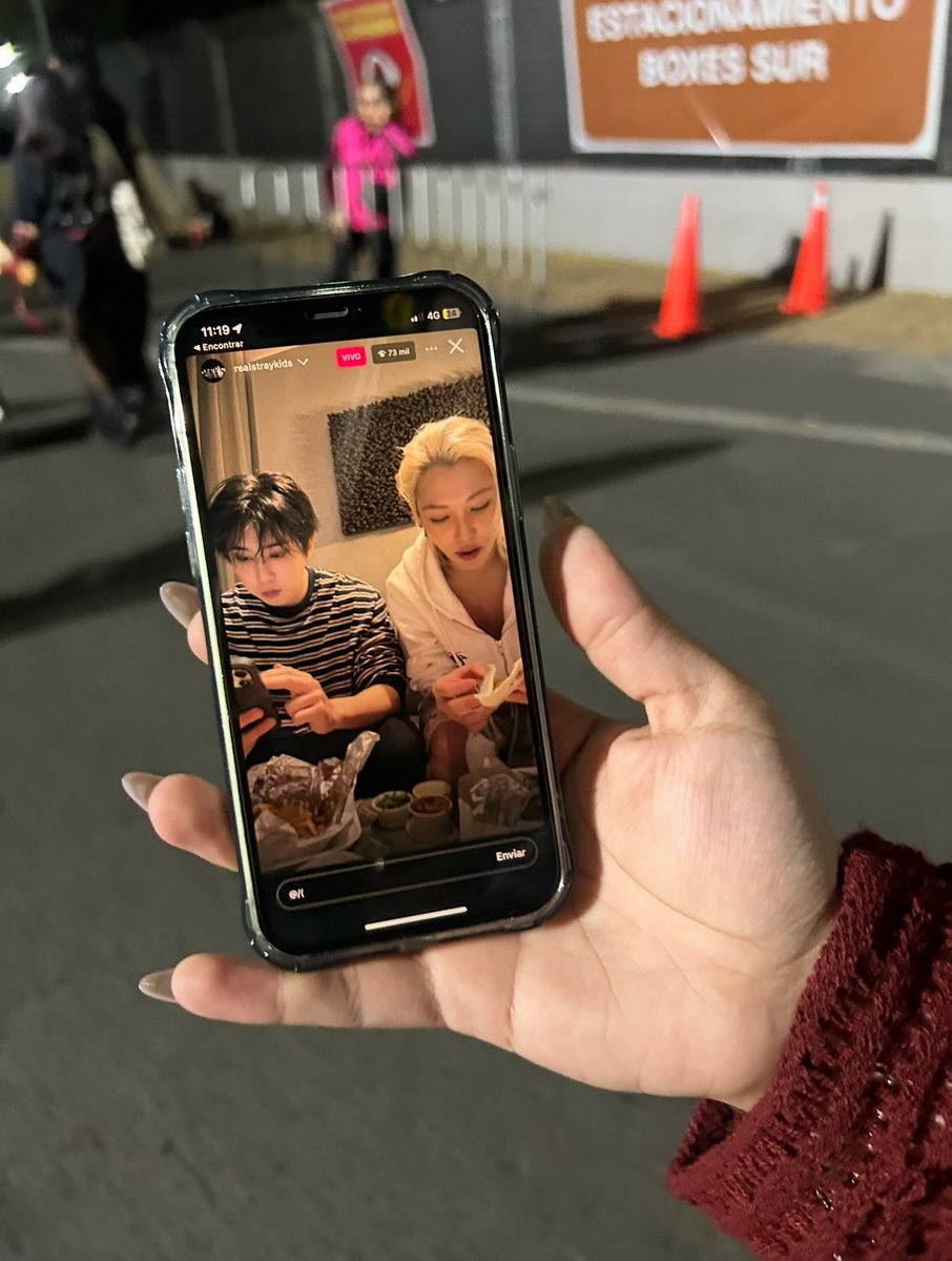 También se cumple un año de cuando las stays aún ni salíamos del recinto y los kids ya estaban en el hotel haciendo live y comiendo tacos😭😭