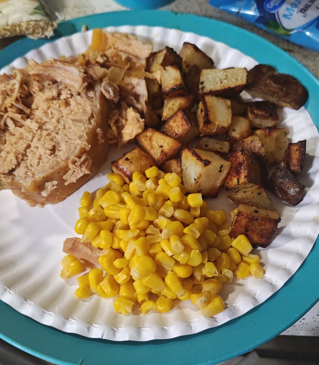 TomRodg35217438's tweet photo. Pork roast, roasted potatoes, and corn https://t.co/5K4enzOCSD