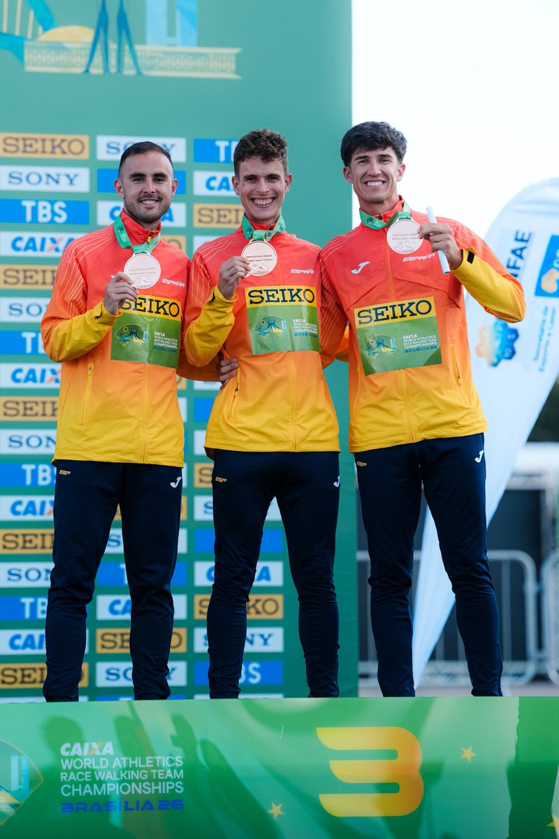 atletismoRFEA's tweet photo. 𝐒𝐮𝐟𝐫𝐢𝐞𝐧𝐝𝐨 𝐦𝐮𝐜𝐡𝐨 𝐝𝐞 𝐮𝐧𝐚 𝐩𝐫𝐮𝐞𝐛𝐚 𝐝𝐮𝐫𝐢́𝐬𝐢𝐦𝐚 𝐓𝐑𝐄𝐒 𝐀𝐌𝐈𝐆𝐎𝐒 𝐒𝐔𝐏𝐄𝐑𝐋𝐔𝐂𝐇𝐀𝐃𝐎𝐑𝐄𝐒

El equipo de maratón #EspañaAtletismo
BRONCE MUNDIAL 🥉

@manuathleo, @danichada, @JoseGuadix99

👏👏👏 

#WorldRaceWalking #PasiónPorCompetir https://t.co/L2hh8IFttB