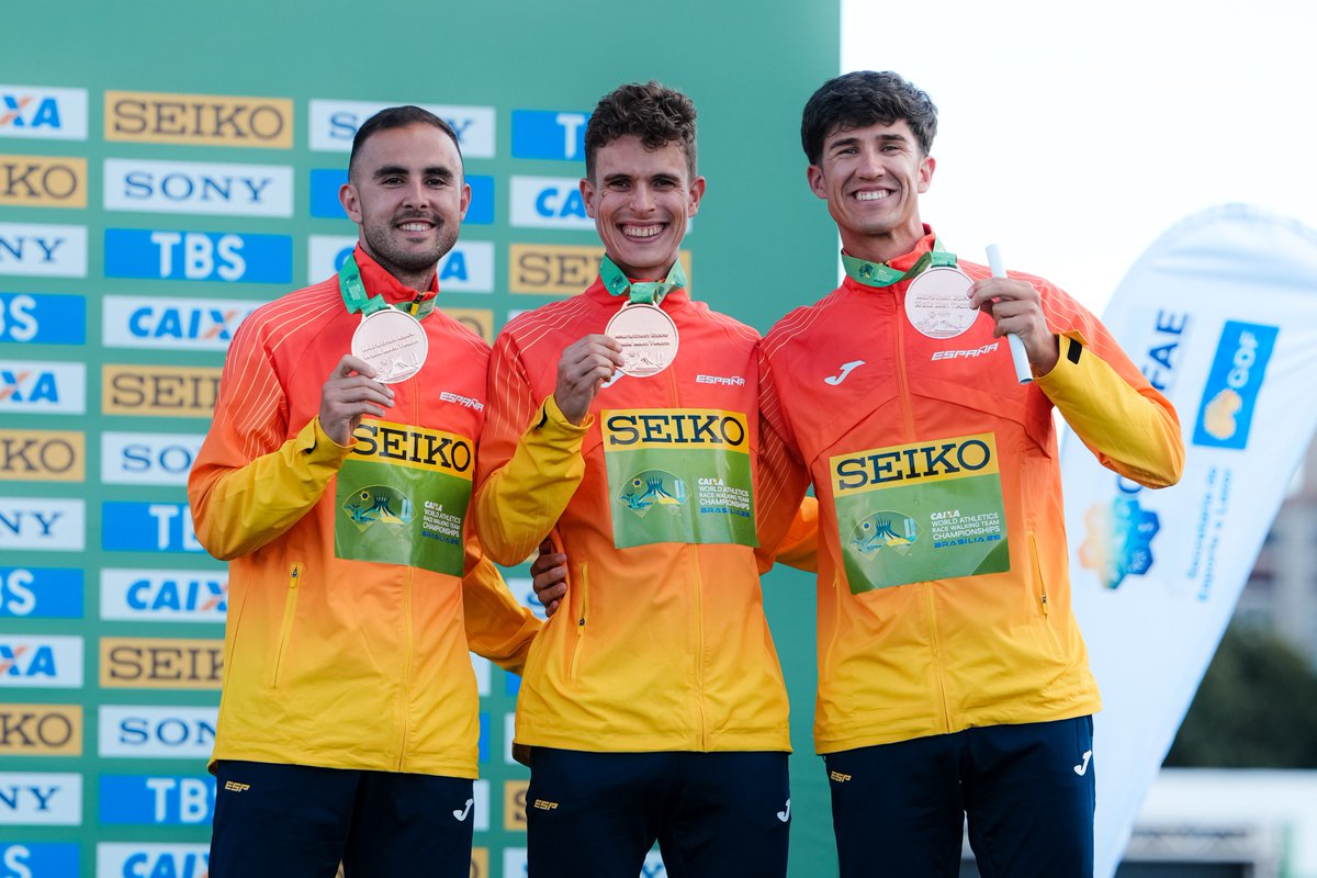 atletismoRFEA's tweet photo. 𝐒𝐮𝐟𝐫𝐢𝐞𝐧𝐝𝐨 𝐦𝐮𝐜𝐡𝐨 𝐝𝐞 𝐮𝐧𝐚 𝐩𝐫𝐮𝐞𝐛𝐚 𝐝𝐮𝐫𝐢́𝐬𝐢𝐦𝐚 𝐓𝐑𝐄𝐒 𝐀𝐌𝐈𝐆𝐎𝐒 𝐒𝐔𝐏𝐄𝐑𝐋𝐔𝐂𝐇𝐀𝐃𝐎𝐑𝐄𝐒

El equipo de maratón #EspañaAtletismo
BRONCE MUNDIAL 🥉

@manuathleo, @danichada, @JoseGuadix99

👏👏👏 

#WorldRaceWalking #PasiónPorCompetir https://t.co/L2hh8IFttB