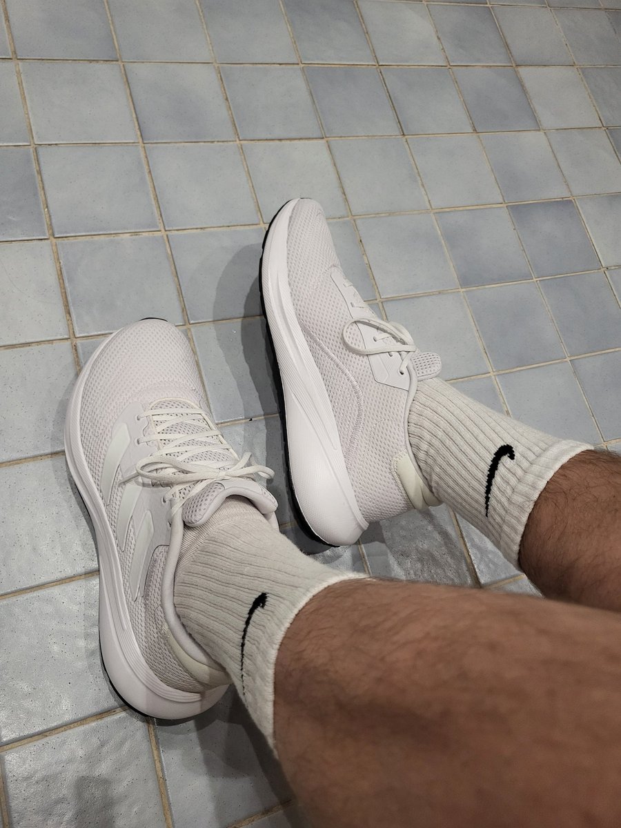 Ffboy_Finn's tweet photo. New shoes and socks. Usually I wear nike shoes and adidas socks. Nice to mix a little. #gay #shoes #nikesocks #sneakers #adidas #nike https://t.co/Grz6PU3niF