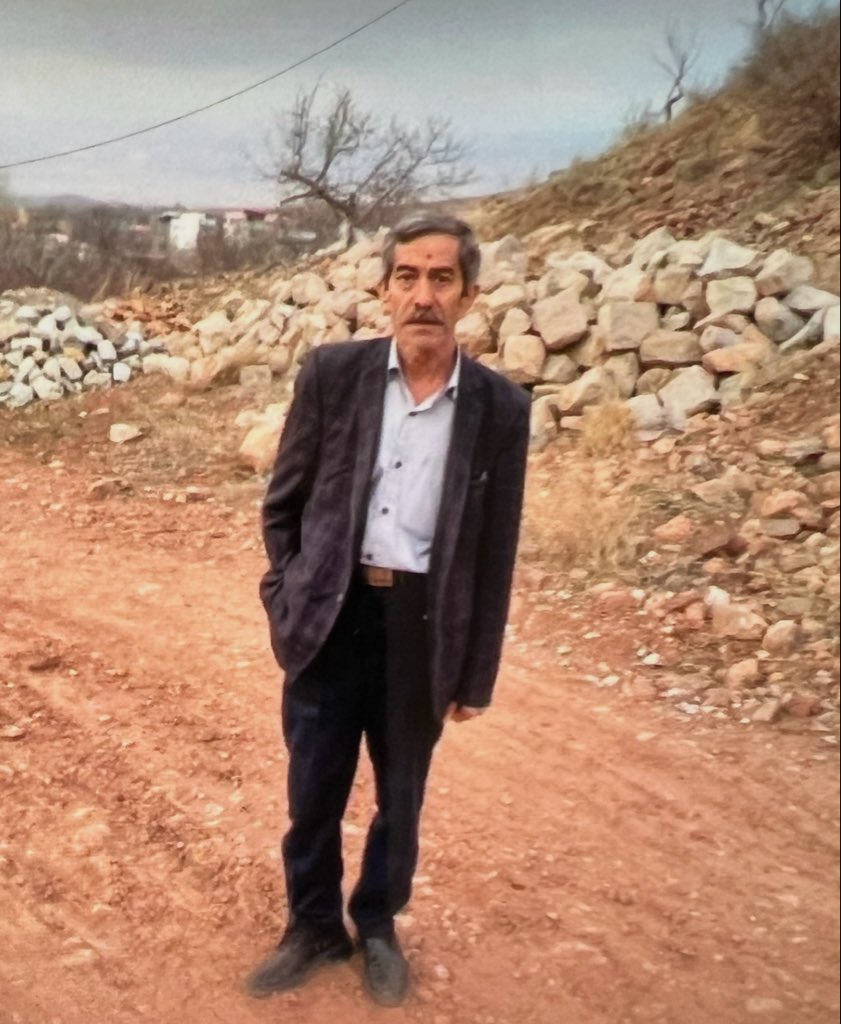 این مرد شریف یک معلم زحمتکش بود.
یک انسان مهربان و دلسوز بی آزار و محجوب. 
دخترش بتازگی قصد ازدواج داشت
یک شب قبل از آتش بس در اثر اصابت موشک خانه ای که پس از سال ها زحمت و قناعت خریده بود بر سر خود وخانواده اش آوار شد و دیگر در این دنیا نیست.