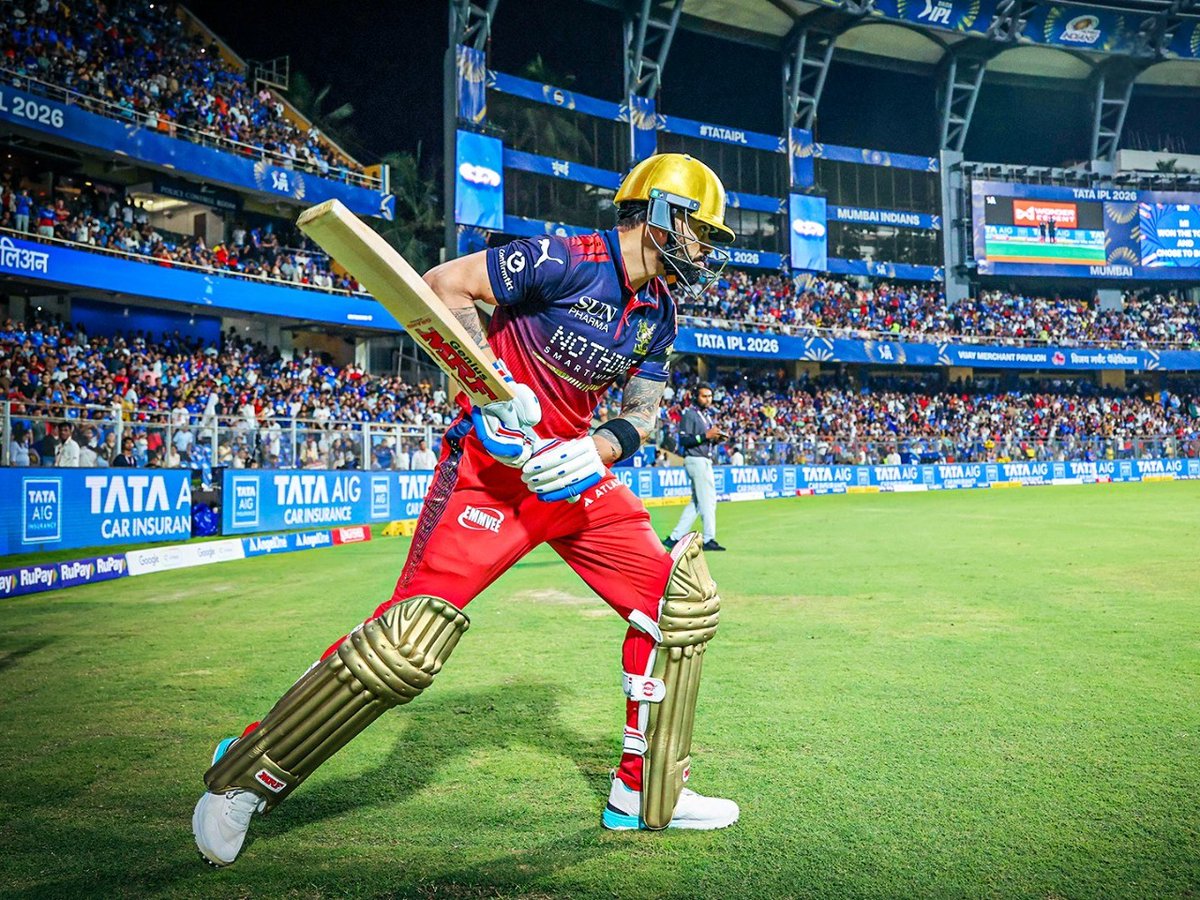 KohliSensation's tweet image. Virat Kohli Pics From Today's Game Against Mumbai Indians.📸♥️

.
.
.
(1/n)
.
.
.
.
 #MIvRCB #SachinTendulkar #IPL2026 @imVkohli