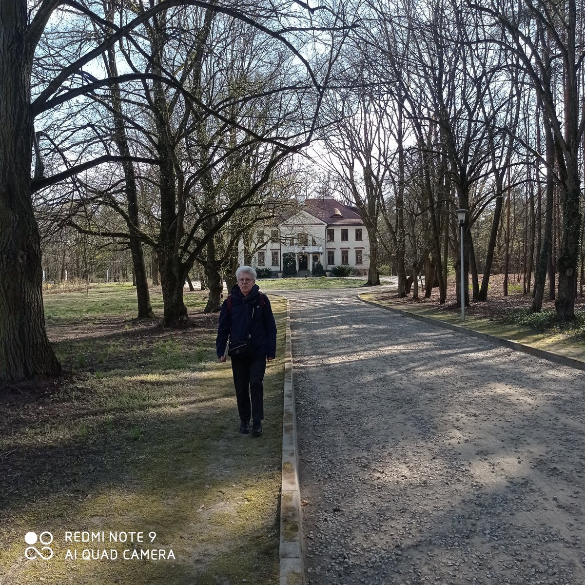 Już w zeszłym roku zwiedziłem dworek Jarosława Iwaszkiewicza w Podkowie Leśnej. Dziś spacerowaliśmy w parku Stawiska. Pogoda piękna, prawdziwie wiosenna. Znów zajrzeliśmy do muzeum, ale tylko na krótko, bo byliśmy umówieni na herbatę u przyjaciół w Brwinowie.