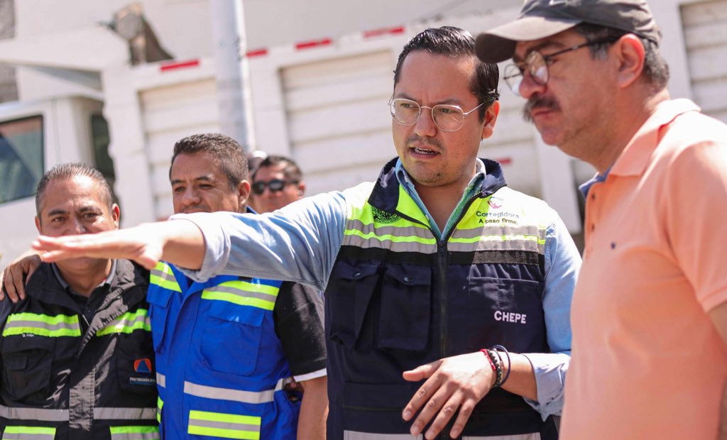 PedroPabloTR's tweet image. #SUPERVISA CHEPE RETIRO DE ARCOTECHO COLAPSADO; ANUNCIA RECONSTRUCCIÓN

Tras lluvias y vientos, Josué Chepe Guerrero @JosueGro reporta saldo: 4 viviendas afectadas, 1 árbol caído, 2 vehículos dañados y 90% de avance en limpieza de 10 cárcamos.

El alcalde de Corregidora