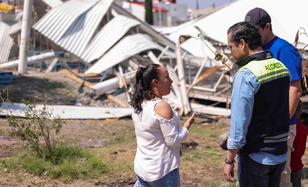 PedroPabloTR's tweet image. #SUPERVISA CHEPE RETIRO DE ARCOTECHO COLAPSADO; ANUNCIA RECONSTRUCCIÓN

Tras lluvias y vientos, Josué Chepe Guerrero @JosueGro reporta saldo: 4 viviendas afectadas, 1 árbol caído, 2 vehículos dañados y 90% de avance en limpieza de 10 cárcamos.

El alcalde de Corregidora