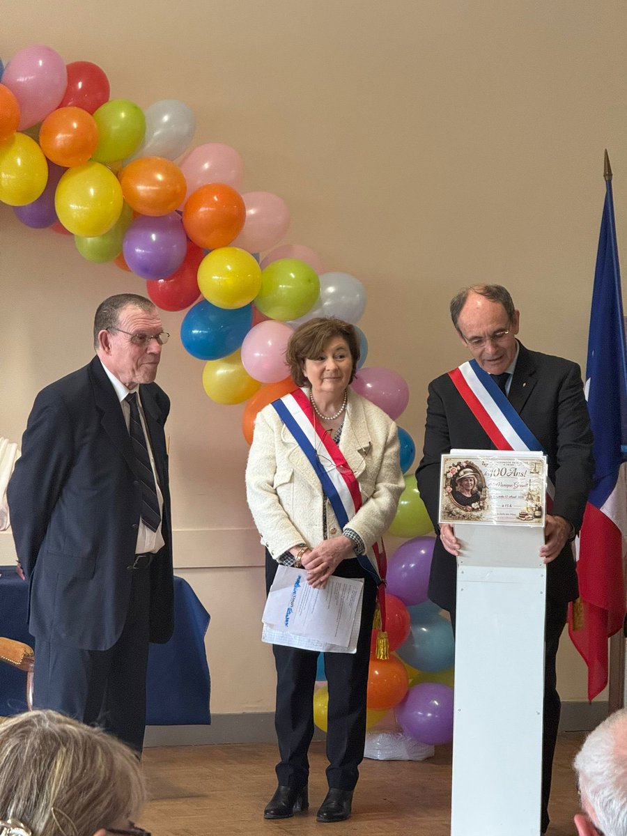 RoullaudBeatric's tweet image. Quel honneur d’avoir été invitée par le Maire de #CongisSurTherouanne, Philippe MIMMAS, pour célébrer le #centenaire d’une habitante de la commune, Monique. 

Son fils la représentait cet après-midi. 

Il faut prendre soin de nos aînés, comme des plus petits, les deux maillons de