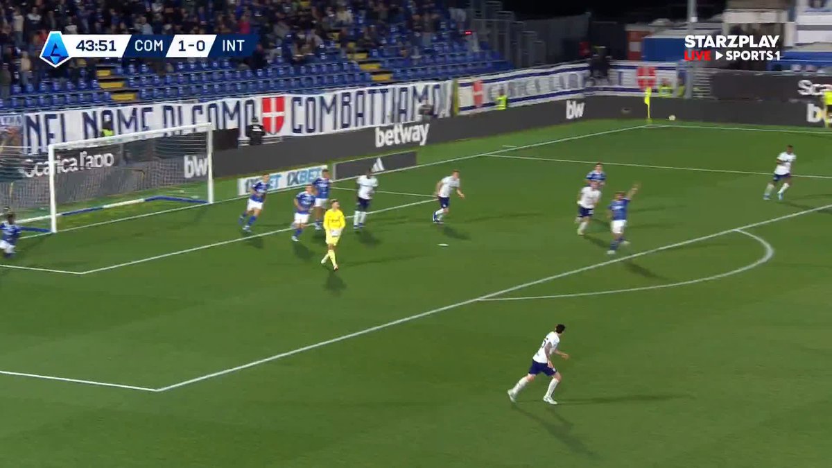 من بوتيز نيكو باز. نيكو باز يستغل تمريرة من حارس مرماه ويضاعف النتيجة لكومو الدوري الإيطالي | #كومو_إنتر 