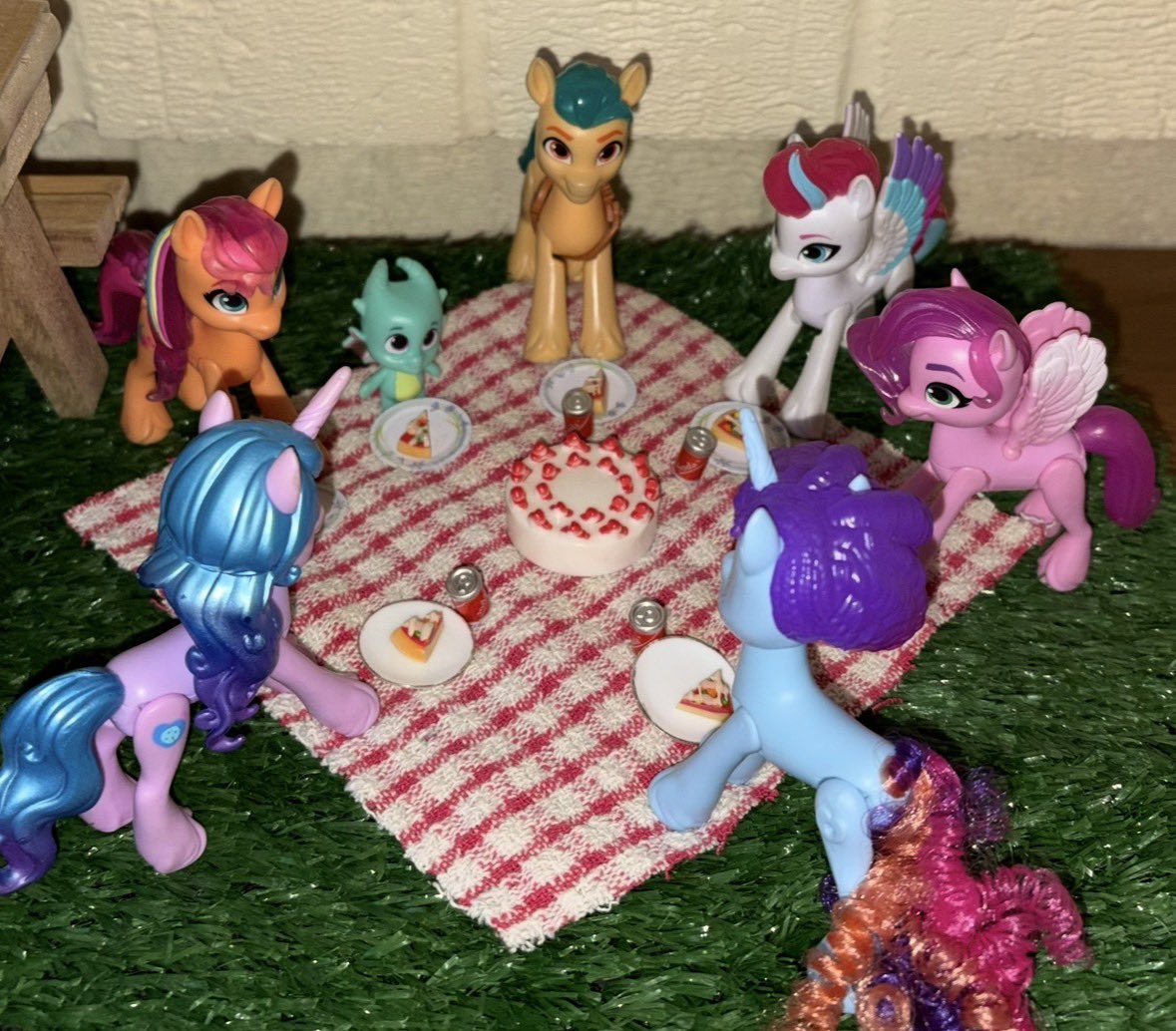 HeartKArt06's tweet photo. ✨The ponies had a great Easter Sunday last week!✨
What are your favourite parts of these photos?
Taken by me
#MyLittlePony #MLP #MLPPhotography #MLPMYM https://t.co/OGf0AG3xyJ