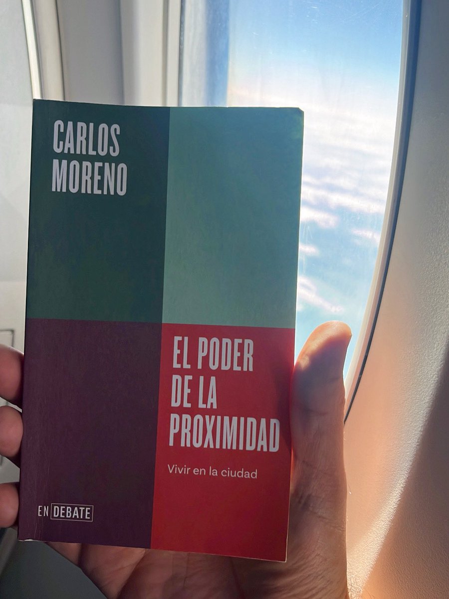 Una formidable lectura en el avión ✈️📖 para cerrar esta gran experiencia: lo último del maestro <a href="/CarlosMorenoFr/">Pr Carlos Moreno | IAE-Paris Sorbonne</a>