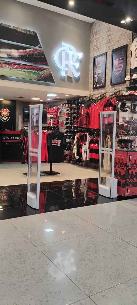 Estou aqui namorando aquela camisa do Flamengo