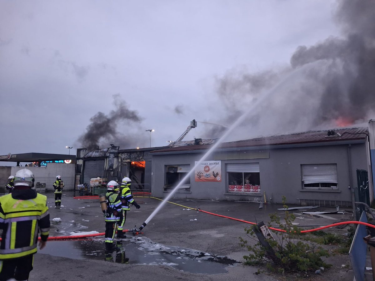 Pompiers_13's tweet image. #Opérations

Près de 85 #Pompiers13 sont engagés sur un feu d'entrepôts à #Châteaurenard. 

🚨 Drone et robot colossus mobilisés. 

👫 15 personnes évacuées dans les habitations alentours.
⛑️ pas de blessé
 
Tout est mis en œuvre pour maîtriser l'incendie.

⚠️ Évitez le secteur