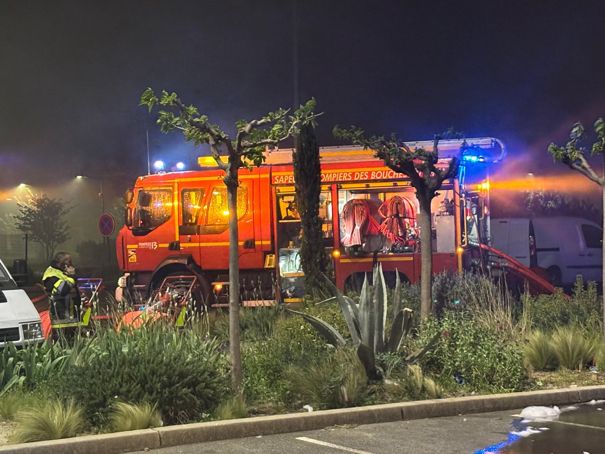 Pompiers_13's tweet image. #Opérations

Près de 85 #Pompiers13 sont engagés sur un feu d'entrepôts à #Châteaurenard. 

🚨 Drone et robot colossus mobilisés. 

👫 15 personnes évacuées dans les habitations alentours.
⛑️ pas de blessé
 
Tout est mis en œuvre pour maîtriser l'incendie.

⚠️ Évitez le secteur