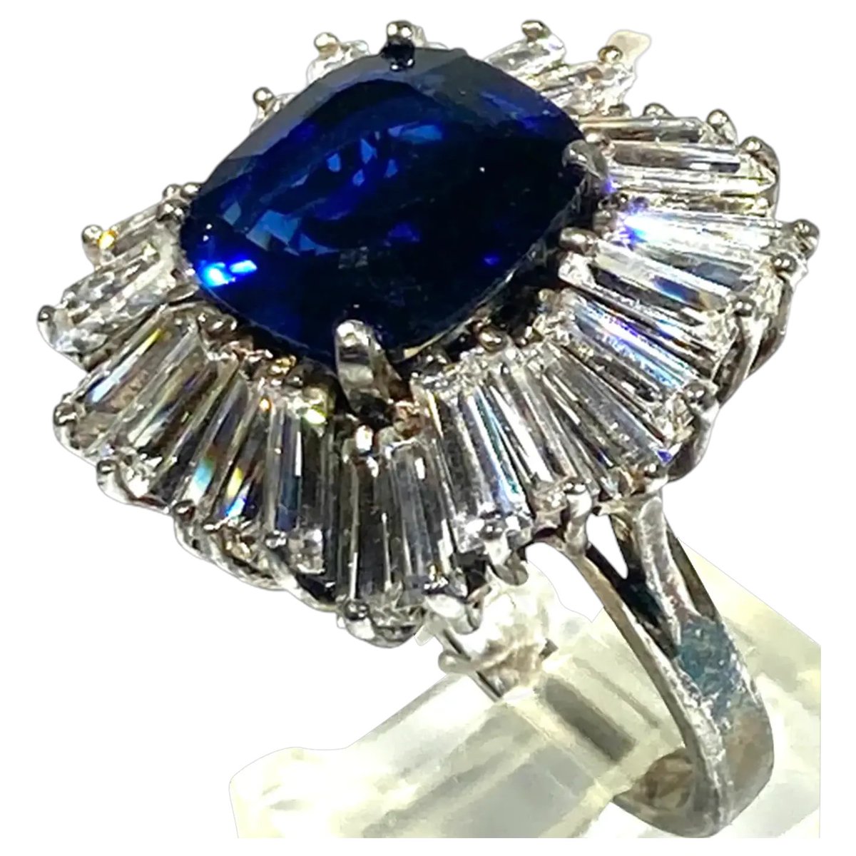 ClarasJewelry's tweet image. Countess Madeleine Sterling Silver Cubic Zirconia Fancy Cut Large Stone Cocktail Ring MIB
#rubylane #vintage #ring #sterlingsilver #jewelryaddict #vintagebeginshere #CZ #diva #glam #fashionista #glam 
rubylane.com/item/136230-E1…