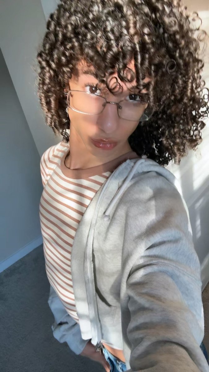 Christherealb_'s tweet photo. Would you play in my hair? https://t.co/K0KrHXr8DK