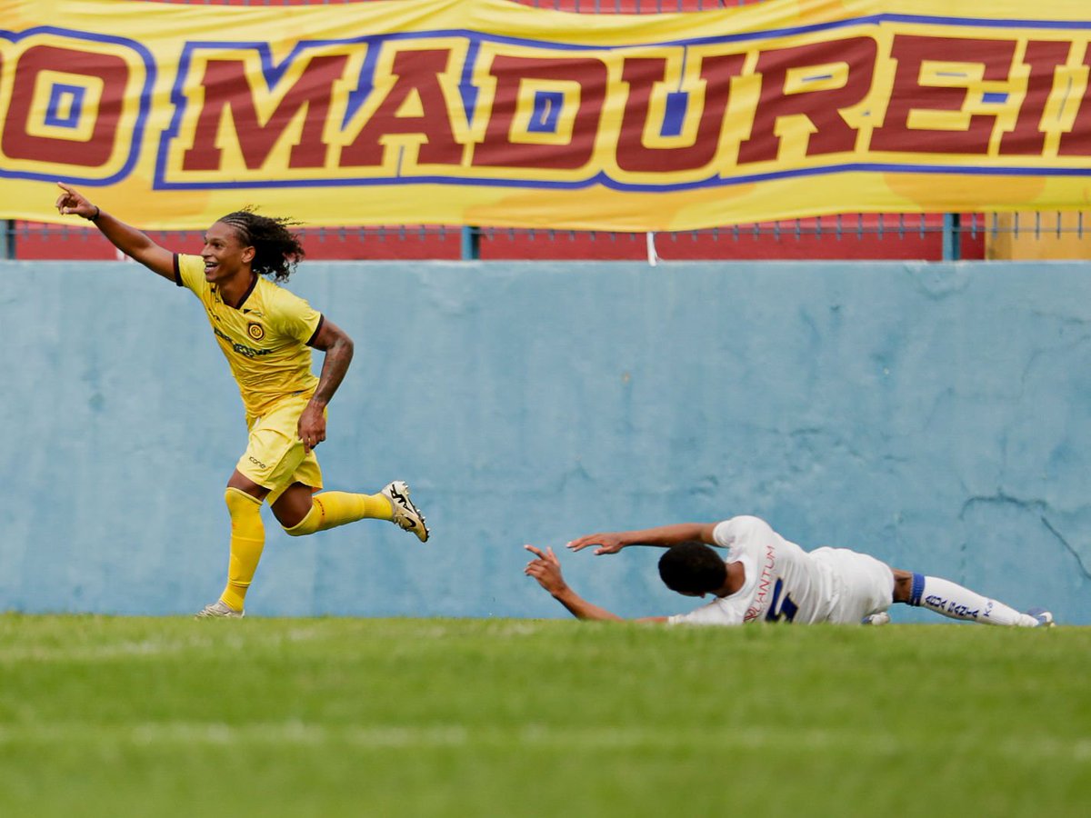 MadureiraEC_BR's tweet photo. O primeiro pelos profissionais e pelo Madureira. Bem demais, Adriano. 👏🇷🇴

📸 Wanderson Colino | MEC https://t.co/nyfR9aHz7H