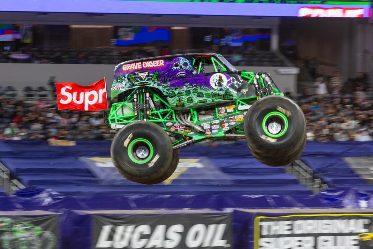 Supreme Drops tweet media