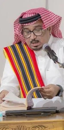 glipalddlih's tweet photo. شاعر من بيش 
معبر النهاري 
ولد في بيش ،بيش الحسن والجمال التي تغني بها الشعراء والادباء ، لان طبيعتها الخضراء ملهمة لكل المبدعين ، وشاعرنا تأثر بهذه الطبيعة كيف لا وهو الذي شرب من واديها ورعى اغنامه بها وتفيأ  تحت ظلال دومها فتشبع منها وكانت منها انطلاقته نحو الشعر والادب ، فحفظ لبيش تراثها الشعري الشعبي وللمنطقة بشكل عام ،فألّف فيها مجلدات ، له اصدارات كثيرة ، ومن أهمّها  الطارق ، له مشاركات داخل الوطن وخارجه يشهد لها الجميع ، حضرت له أمسية شعرية قبل أسبوعين تقريبا والتي نظمها نادي الثقافة والفنون بصبيا وكانت بعنوان الموروث والفنون الأدائية في المنطقة كانت من اجمل الأمسيات التي حضرتها ،معبر النهاري معلما تربويا تخرج على يديه اجيال ،يسكن الان المدينة المنورة معلما باحدى مدارسها الثانوية ،اتمنى له التوفيق والنجاح دوما.