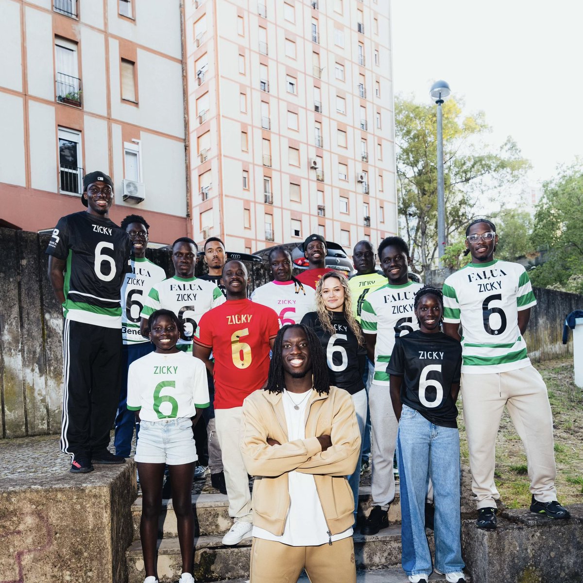 In a powerful and deeply personal moment, Zicky Té has been welcomed back not under stadium lights, but in the streets that shaped him, a place where he never left, surrounded by friends, family, and the community that never stopped believing in him.

His journey to this point