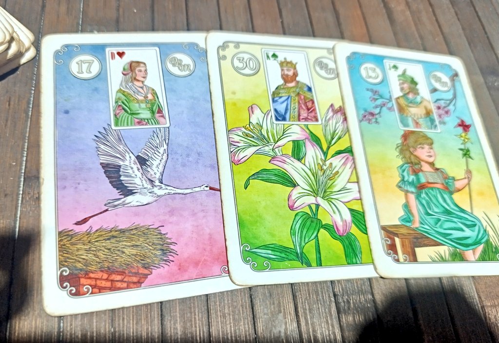 layssgarcia's tweet image. De acordo com as cartas a próxima eliminada é a Marciele #bbb