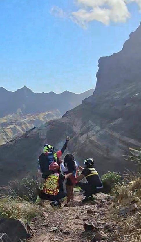 BomberosGC's tweet image. 🚨Rescate de una menor de 13 años en los Azulejos,

🚒 Bomberos de Gran Canaria del Parque de Puerto Rico son activados en la mañana de hoy, para rescatar a una menor de 13 años con un fuerte golpe en la cabeza que había caído desde una altura de 3 metros.