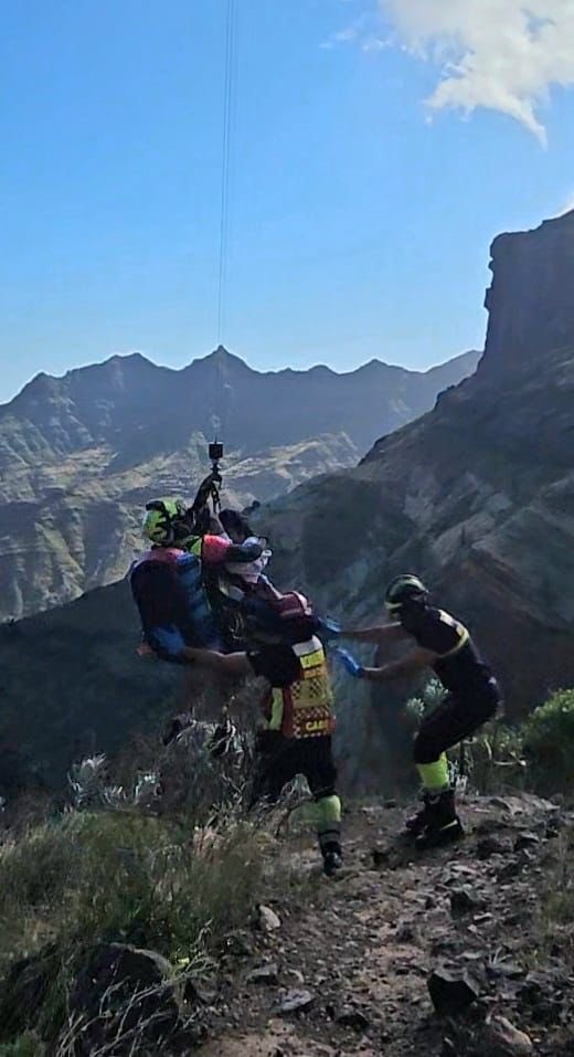 BomberosGC's tweet image. 🚨Rescate de una menor de 13 años en los Azulejos,

🚒 Bomberos de Gran Canaria del Parque de Puerto Rico son activados en la mañana de hoy, para rescatar a una menor de 13 años con un fuerte golpe en la cabeza que había caído desde una altura de 3 metros.