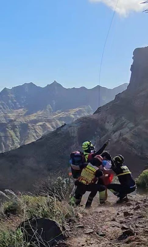 BomberosGC's tweet image. 🚨Rescate de una menor de 13 años en los Azulejos,

🚒 Bomberos de Gran Canaria del Parque de Puerto Rico son activados en la mañana de hoy, para rescatar a una menor de 13 años con un fuerte golpe en la cabeza que había caído desde una altura de 3 metros.