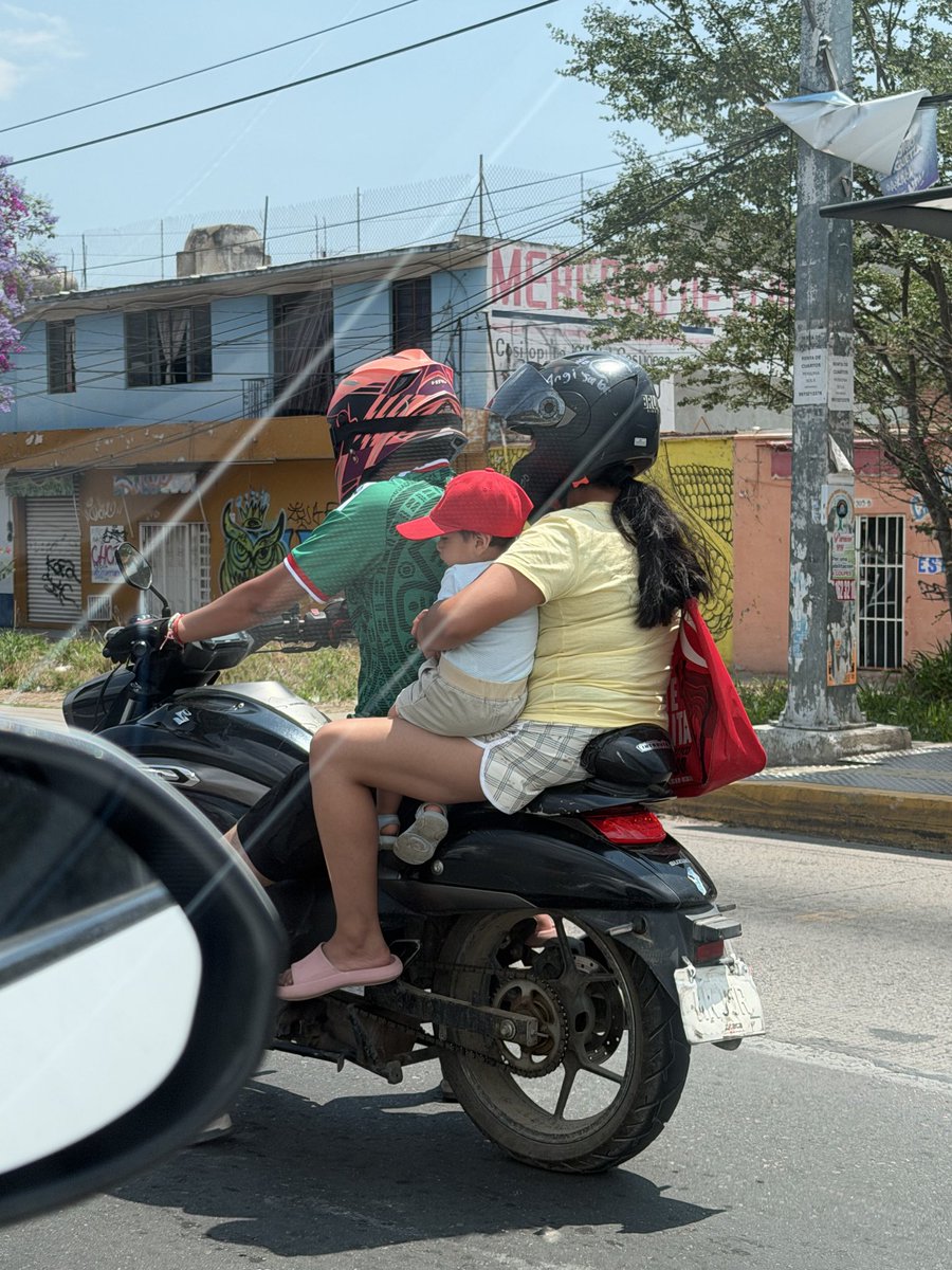 nixcrux's tweet photo. Esto debería ser un delito, exponer a un menor así, por mucha necesidad no lo hagan. Qué coraje, el bebé va con una expresión de miedo. #oaxaca #policiavial de eso si deberían estar pendientes y pararlos. @jorgeoropezaoax @CentroNoticiasO @CentralQNoticia @Betillocruz https://t.co/VrJaV5aDWS