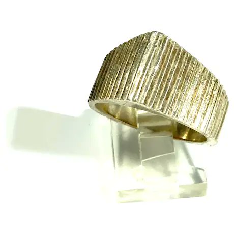 ClarasJewelry's tweet image. Taxco Mexico Sterling Silver Pointed Ribbed Domed Ring Size 9.5
#rubylane #vintage #ring #sterlingsilver #jewelryaddict #vintagebeginshere  #diva #glam #fashionista #glam
rubylane.com/item/136230-E1…