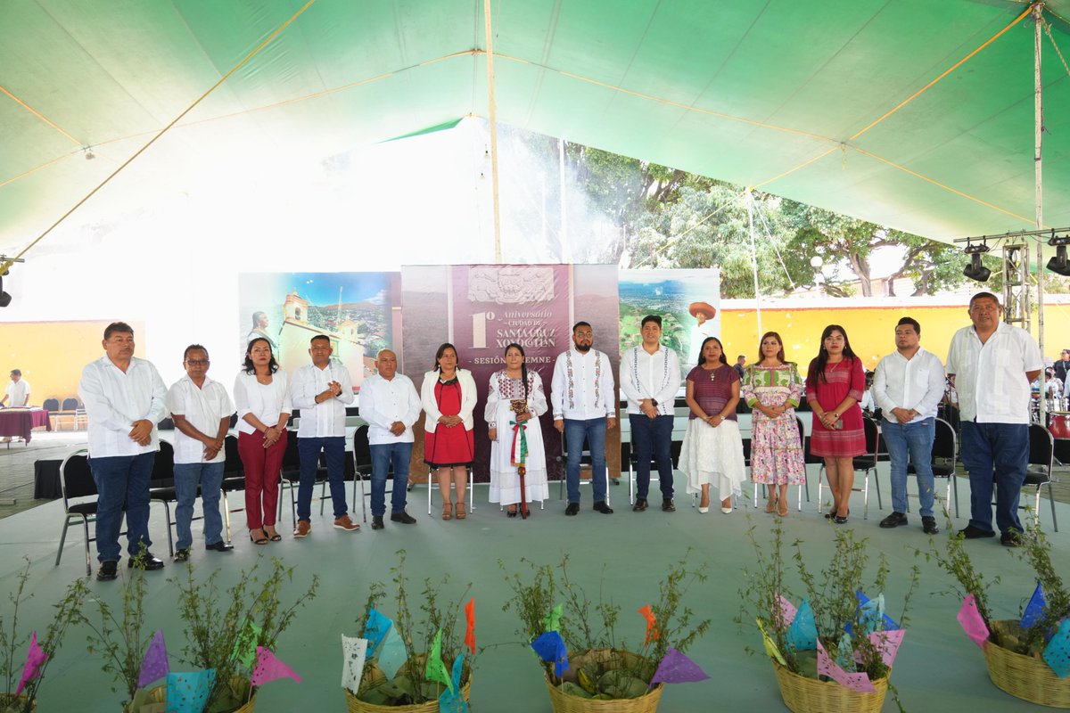 Nancy_Benitez_'s tweet photo. 🙌🏽 Junto a las regidoras y regidores llevamos a cabo la Sesión Solemne de Cabildo en el marco del 1er aniversario de Xoxocotlán como ciudad, un momento que reafirma nuestra identidad y el rumbo que estamos construyendo como municipio.

🪧 También realizamos la develación del dintel y la placa, que simbolizan nuestra identidad, la fuerza y la grandeza de preservar nuestras raíces; un testimonio de este hecho histórico que pertenece y representa a nuestros barrios, agencias y colonias, así como a cada familia xoxeña, acto en el que contamos con la presencia del subsecretario de Desarrollo Cultural y Vinculación Artística, Francisco Reyna Lucero, y del antropólogo Carlos Gallegos.

🤝 Xoxocotlán, tierra de tradición y trabajo, sigue creciendo con orgullo por nuestro presente y con la visión de construir una ciudad más justa y próspera para las futuras generaciones. ✨

#TransformandoPorTuBienestar