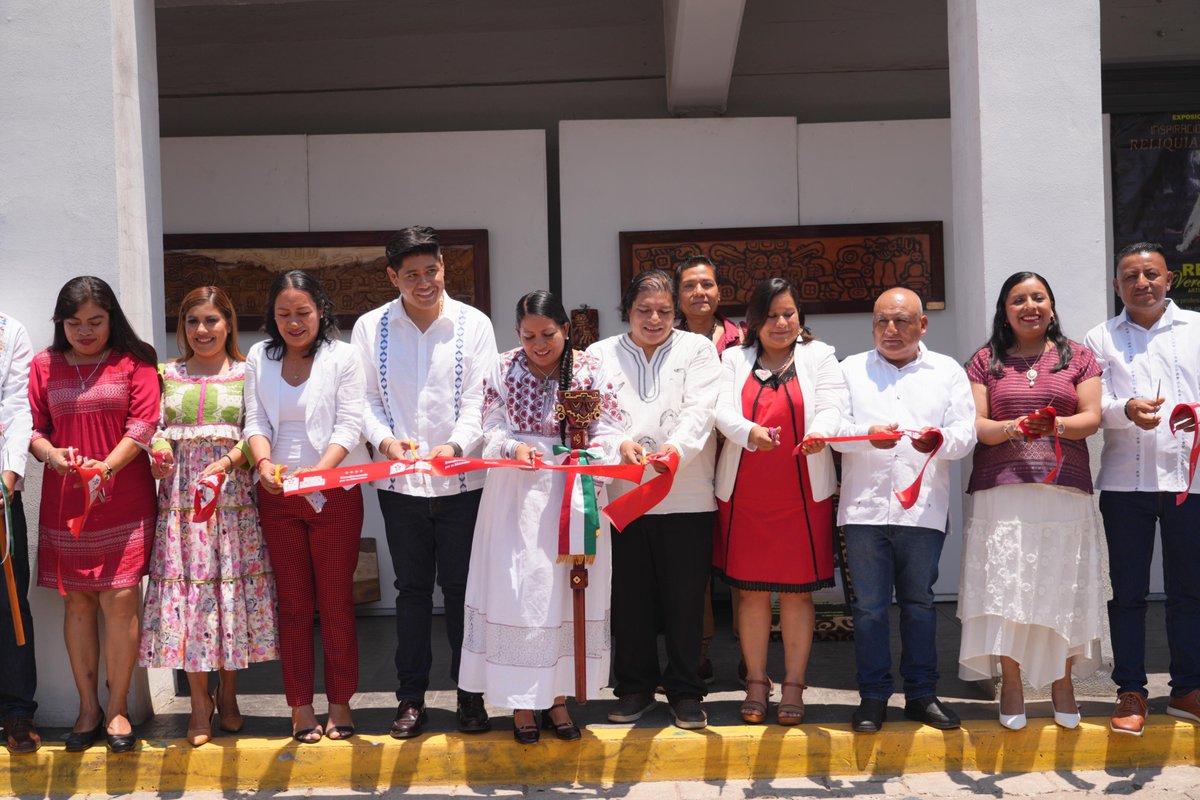 Nancy_Benitez_'s tweet photo. 🙌🏽 Junto a las regidoras y regidores llevamos a cabo la Sesión Solemne de Cabildo en el marco del 1er aniversario de Xoxocotlán como ciudad, un momento que reafirma nuestra identidad y el rumbo que estamos construyendo como municipio.

🪧 También realizamos la develación del dintel y la placa, que simbolizan nuestra identidad, la fuerza y la grandeza de preservar nuestras raíces; un testimonio de este hecho histórico que pertenece y representa a nuestros barrios, agencias y colonias, así como a cada familia xoxeña, acto en el que contamos con la presencia del subsecretario de Desarrollo Cultural y Vinculación Artística, Francisco Reyna Lucero, y del antropólogo Carlos Gallegos.

🤝 Xoxocotlán, tierra de tradición y trabajo, sigue creciendo con orgullo por nuestro presente y con la visión de construir una ciudad más justa y próspera para las futuras generaciones. ✨

#TransformandoPorTuBienestar