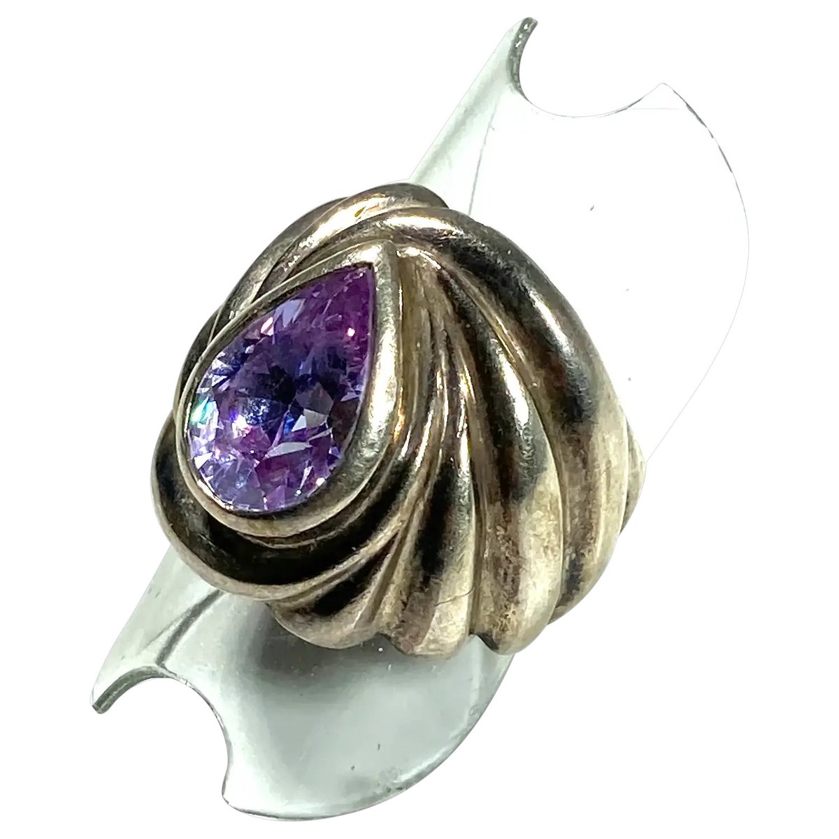 ClarasJewelry's tweet image. Chunky Textured Sterling Silver Pear Shaped Light Purple CZ Stone Ring Size 6.5
#rubylane #vintage #ring #sterlingsilver #jewelryaddict #vintagebeginshere #CZ #diva #glam #fashionista #glam
rubylane.com/item/136230-E1…