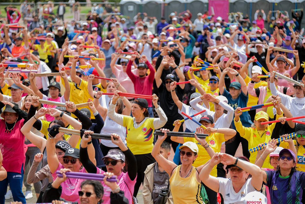 danielgarciacg's tweet photo. Celebramos el Día Mundial de la Actividad Física en el Parque Metropolitano El Tunal con una gran jornada del programa Bogotá en Forma, bajo la campaña “Más movimiento, más vida”.

4.000 personas participaron en clases masivas de actividad física para todas las edades, promoviendo hábitos saludables y bienestar.

Según la @WHO, se recomienda realizar al menos 150 minutos semanales de actividad física. Por eso, la invitación es a sumarse a la programación gratuita del @IDRD todos los días y, por supuesto, a la Ciclovía los domingos.