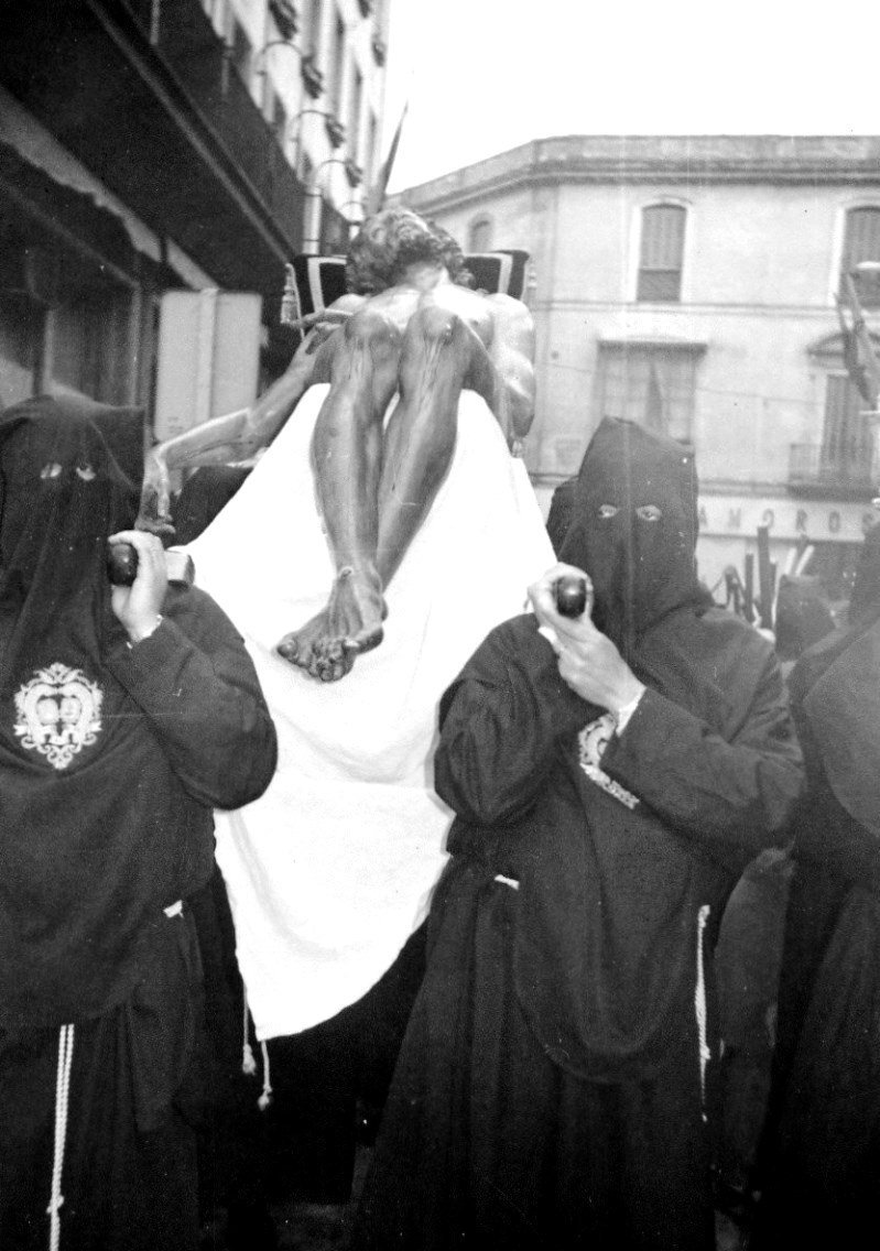 Tal día como hoy hace cincuenta años fue Lunes Santo, y llovió. 
La cofradía de Santa Marta hizo estación de penitencia con el Cristo de la Caridad en andas, y los nazarenos sin capirote.

#TDSCofrade