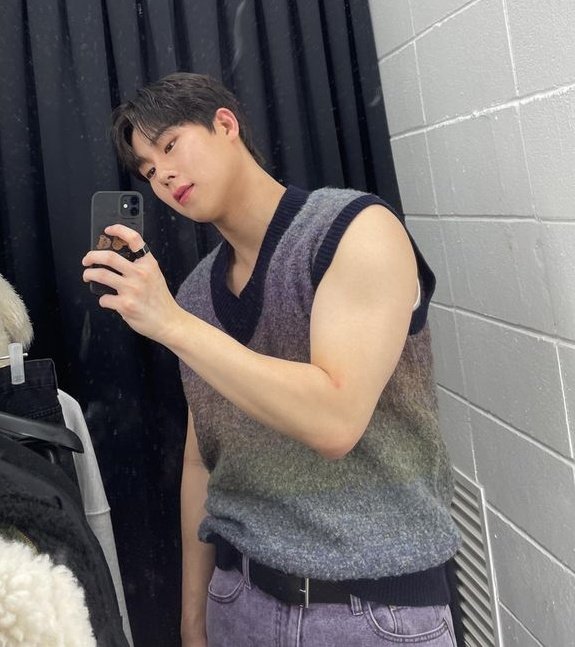 mirror mirror on the wall 
#mbbselcaday