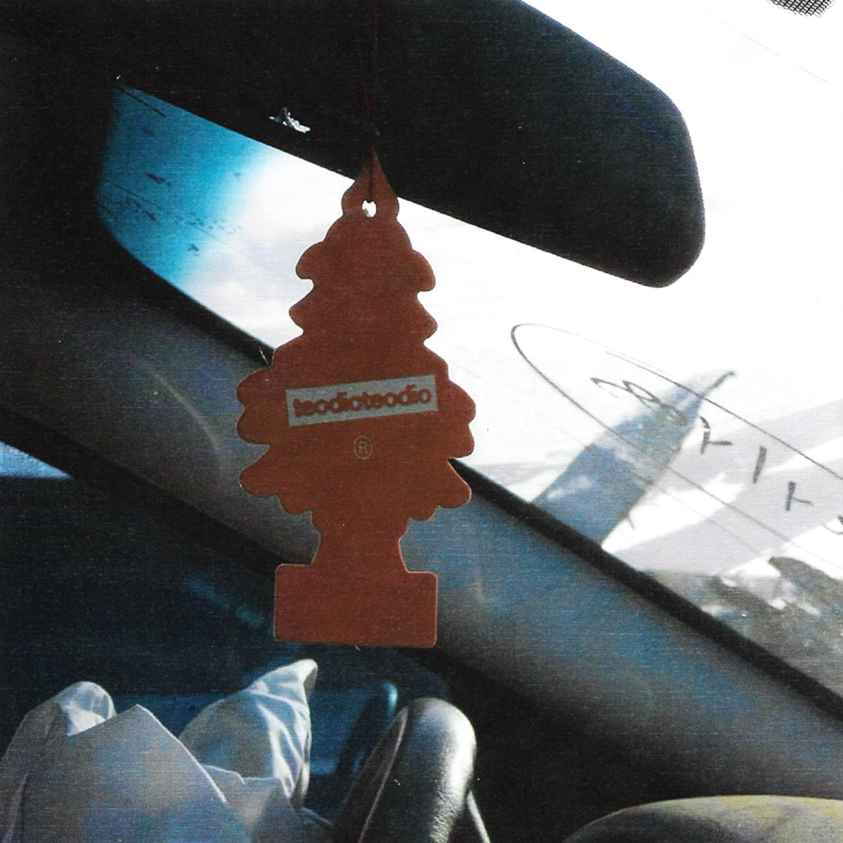 "La maravilla de este album viene en su propuesta, ya de por si el Post-Rock que logran hacer aqui es increible teniendo una capacidad ridícula de hacer riffs tremendamente atmosféricos y atractivos"

rateyourmusic.com/music-review/M…

teodioteodio - 'Echaremos el cielo abajo a patadas'