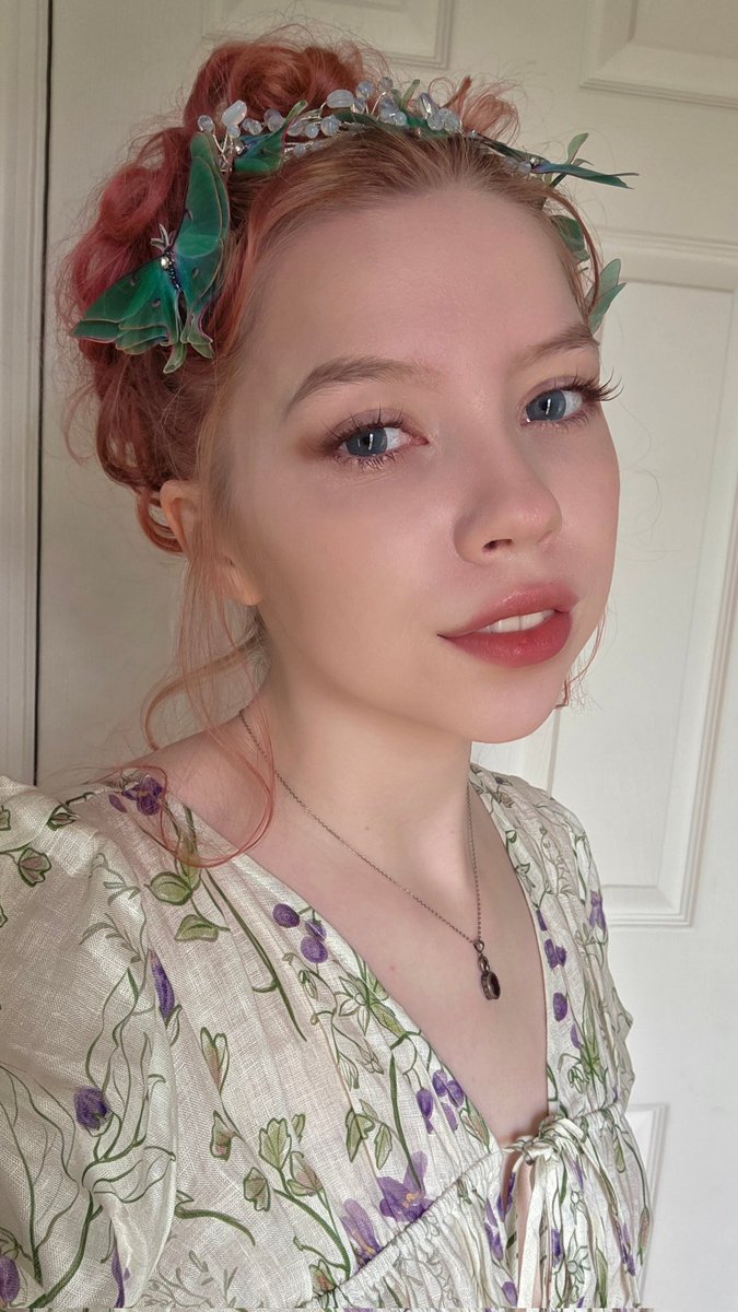 dapperm0th's tweet photo. hi twitter i am feeling my full fairy princess fantasy today https://t.co/4vfwmicstf