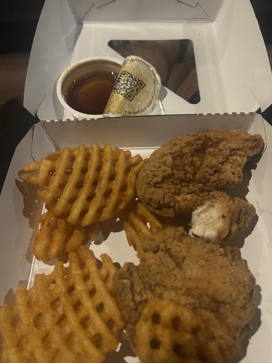 DarklatinAMC's tweet image. Loaded up for a day of spoiling and fun at AMC, This  lineup looks awesome, and 🍻 to not knowing what to expect..
We just enjoy films at the big screen.

Dem tenders and hot honey combo though..😄
#newborn #exit8 #beast