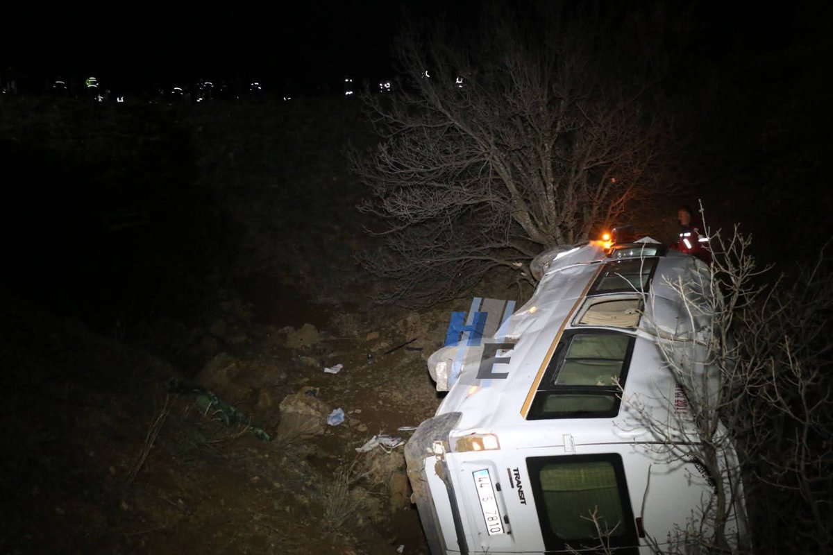 veliagbaba's tweet photo. Malatya'nın Hekimhan ilçesinde maden işçilerini taşıyan servis minibüsünün şarampole devrilmesi sonucu hayatını kaybeden işçilerimize Allah'tan rahmet, ailelerine başsağlığı, yaralı işçilerimize acil şifalar diliyorum. https://t.co/4NFUrFLj19
