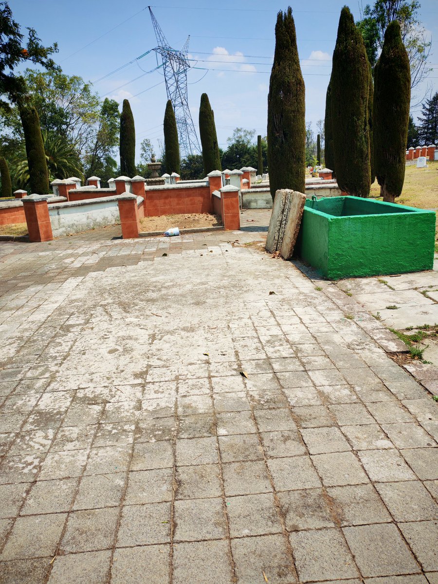 BabsyAngel's tweet photo. ¿Este es el "servicio de excelencia" de @GrupoGayosso? 😡
Así luce hoy el Panteón "Los Cipreses" en #Naucalpan. Una vergüenza total: basura, escombros, fuentes que son focos de infección y un abandono que rompe el corazón. (1/3) https://t.co/j6MvUozdvq