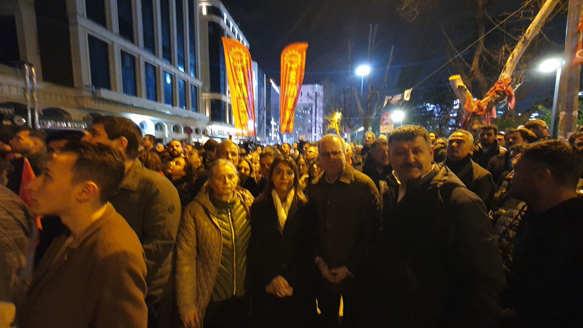 Siz ali kıran baş kesen misiniz? 

Demokratik hakkını kullanan yurttaşlara işkence yapmak da ne demek?

İl Başkanımız Dr. Ümit Erkol, hukuksuz biçimde tutuklandı. Elbette buna itiraz edeceğiz. Elbette yürüyüş ve protesto hakkımızı kullanacağız. 

Maruz kaldığımız şiddet bir