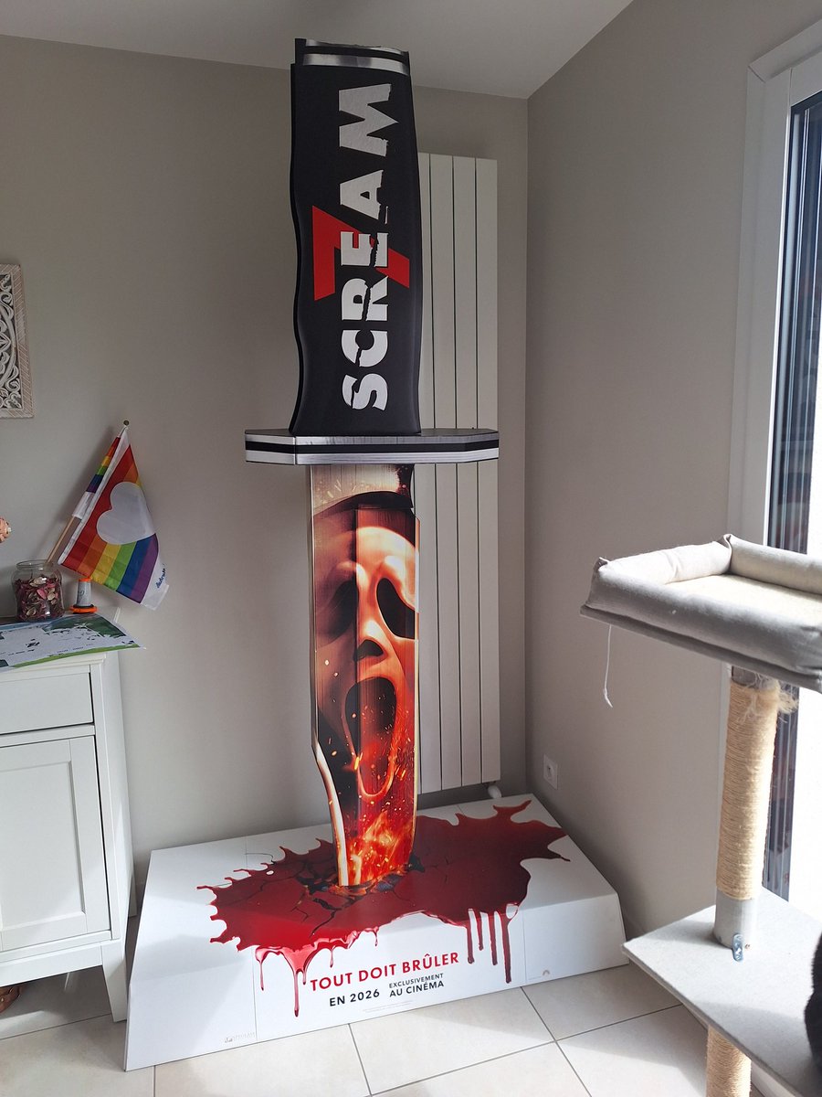 Un jour de mars j'ai demandé à Pathé si je pouvais récupérer la PLV de Scream 7... Puis un mois après ils ont accepté... Maintenant on assume ! Notre salon sera unique 😂 Merci <a href="/PatheCaen/">Pathé Les Rives de l’Orne</a>