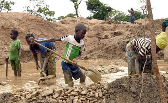 AD_ASANJI's tweet photo. Children as young as four to seven years old have been documented working in the mines of the DRC.
Children perform hazardous tasks including digging tunnels, carrying heavy sacks, and washing or sorting ores.
All these for an amount as little as 0.8$ - $2 daily....
#Humanium https://t.co/1qSuRRXiJ4