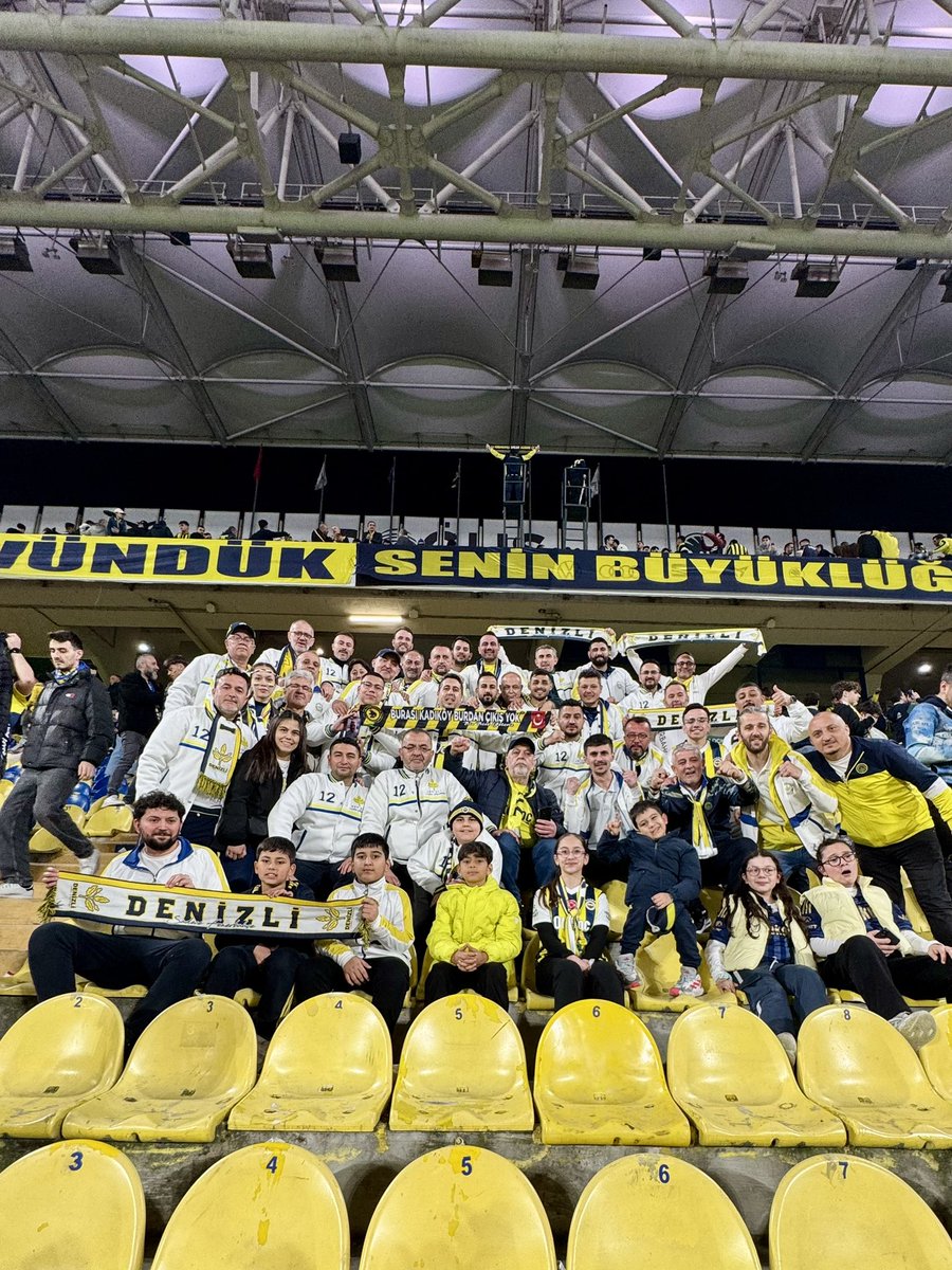 FBahceDenizli's tweet photo. Puan farkı çok demediler, şampiyonluk şansımız düşük demediler geçen hafta Bjk maçı için 80 kişi maça geldiler. 

Onlar Fenerbahçe’nin Anadolu’daki Denizli’deki
Kalesi. 
#FenerbahçeDenizli https://t.co/V6vcu5OZKU