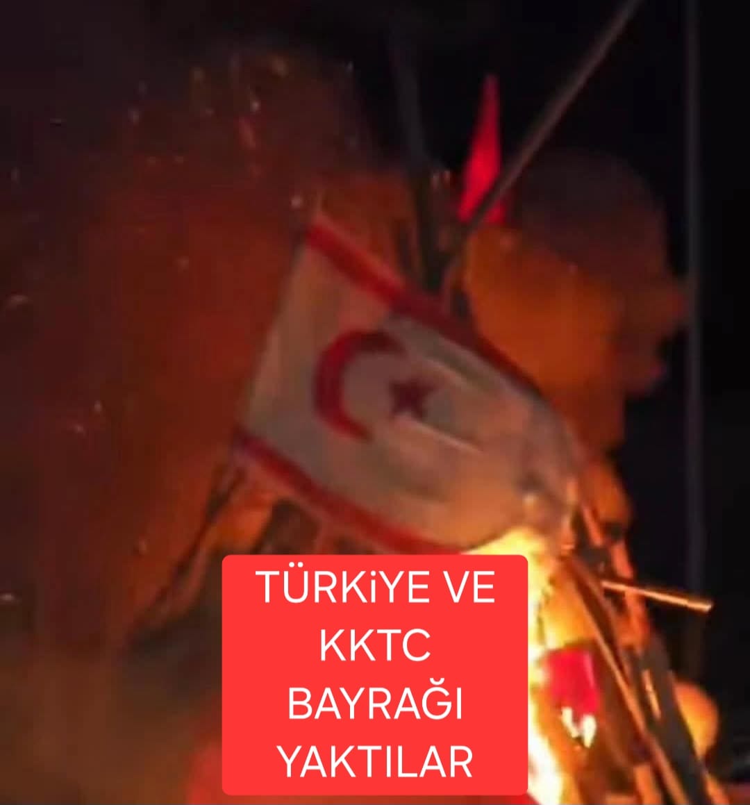 Güneyde düzenlenen Paskalya etkinliklerinde bir grup Rum,bayraklarımızı yakarak Türkiye ve KKTC'ye nefret kustu
Eylemde “Kıbrıs Yunan’dır” “Türk askeri dışarı”ve “Enosis şimdi” şeklinde sloganlar atıldı
Eylemcilerin 15-25 yaş arası gençler olduğu görüldü
Rum budur,iflah olmazlar!
