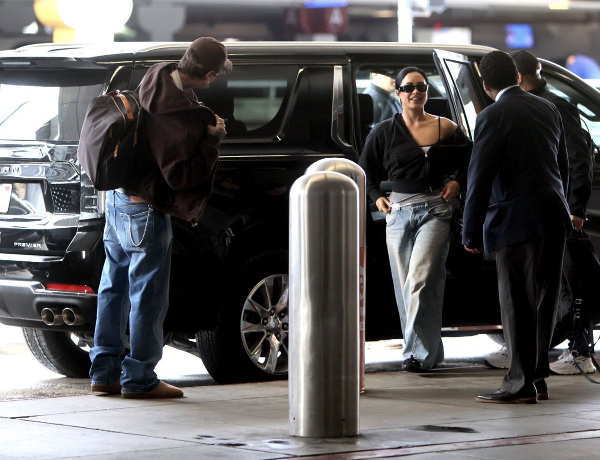 Buzzing Demi tweet media