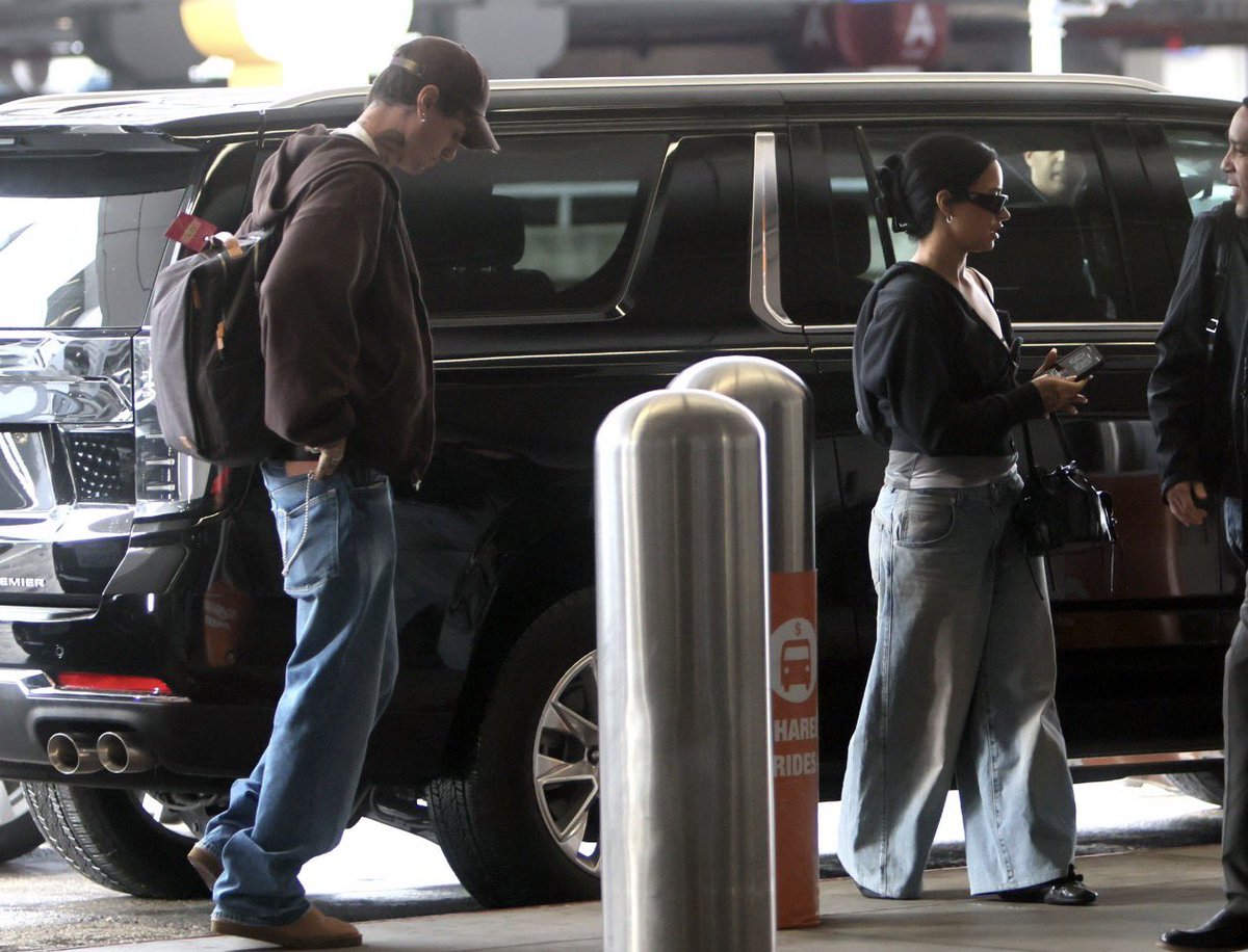 Buzzing Demi tweet media