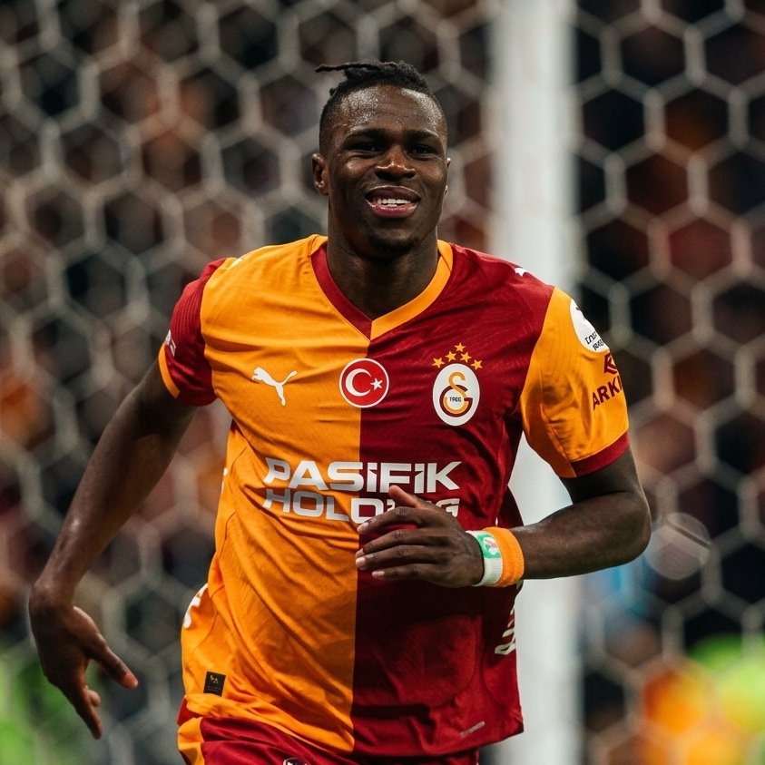 RoarSide1905's tweet photo. 🦁 Hala anlamış değilim. Neden makine gibi işleyen Boey-Sane kanadını bozarsın da Singoyu alırsın Okan hocam. Dar alan oyununda yok bu adam. 0!
#GSvKOC #RoarSide https://t.co/YkLJnfV9hW