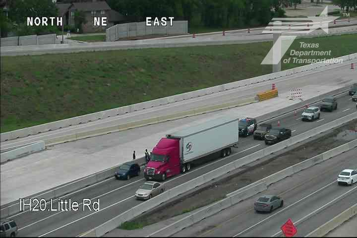 krldtraffic's tweet image. #Arlington/#SEConnector: WB 20 @ Little Rd a incident in the right lane slows traffic from Kelly Elliott @KRLD #KRLDTraffic #1080KRLD #trafficalert @TxDOTFortWorth #Waze