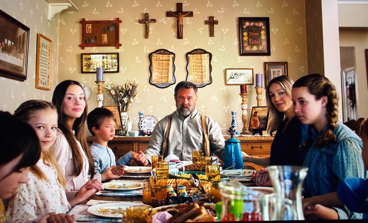 chocaits's tweet image. the fact that this is sydney sweeney’s family and they didn’t even know they were being filmed #Euphoria